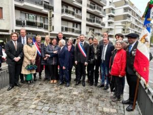 Photo de groupe des participants à la cérémonie du 95e anniversaire de la proclamation de la République Espagnole, devant la Stèle des Martyrs et Héros de la Résistance Espagnole à Annecy.
