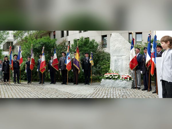 Gerald Naudin, porte-drapeau départemental, lors de la cérémonie à la stèle des fusillés du stand des Îles à Annecy.