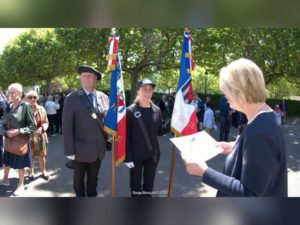 Jocelyne Martinet remet le diplôme de porte-drapeau à Charline Rouyer lors de la commémoration du 8 mai 2026 à Annecy.