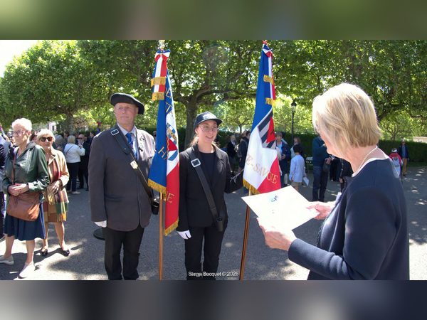 Jocelyne Martinet remet le diplôme de porte-drapeau à Charline Rouyer lors de la commémoration du 8 mai 2026 à Annecy.