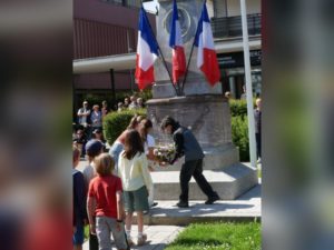 Dépôt de gerbe par les enfants de l'école de Saint-Jorioz ayant participé au travail de mémoire sur Bella Malamoud.
