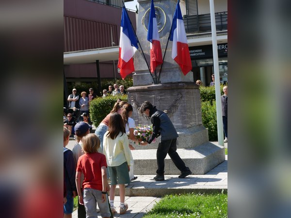 Dépôt de gerbe par les enfants de l'école de Saint-Jorioz ayant participé au travail de mémoire sur Bella Malamoud.