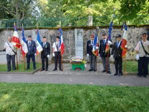 Porte-drapeaux alignés devant la stèle de Jean Moulin à Thonon lors de la Journée nationale de la Résistance 2026.