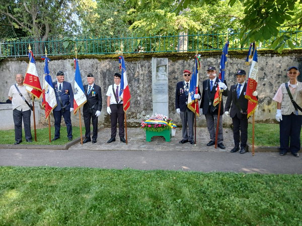 Porte-drapeaux alignés devant la stèle de Jean Moulin à Thonon lors de la Journée nationale de la Résistance 2026.