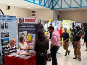 Gabriel Doublet en visite au stand de la FNDIRP lors du forum des associations d’Annemasse.