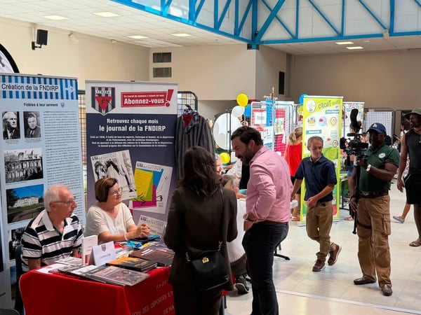 Gabriel Doublet en visite au stand de la FNDIRP lors du forum des associations d’Annemasse.