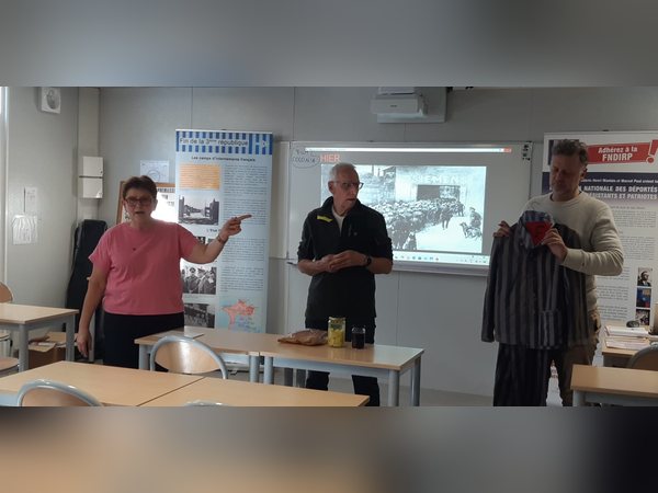 Guy Assens, Véronique Khlifi et Kévin Boiteux présentent une tenue de déporté au lycée Jean Monnet.
