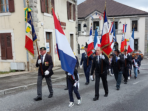 Cérémonie du 8 mai à Allinges – défilé des porte-drapeaux