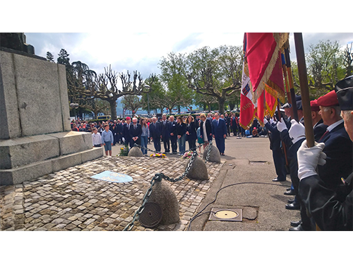 Cérémonie du 8 mai à Annecy – dépôt de gerbes par les associations de mémoire - Gilles Colin fils de déporté et de Manon Sonnerat petite fille du déporté Francis Perea-Galan pour la FNDIRP.
